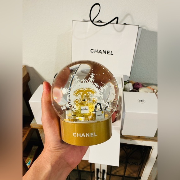 Accessories - CHANEL N°5 AUTHENTIC Snow Globe. Holiday limited edition .